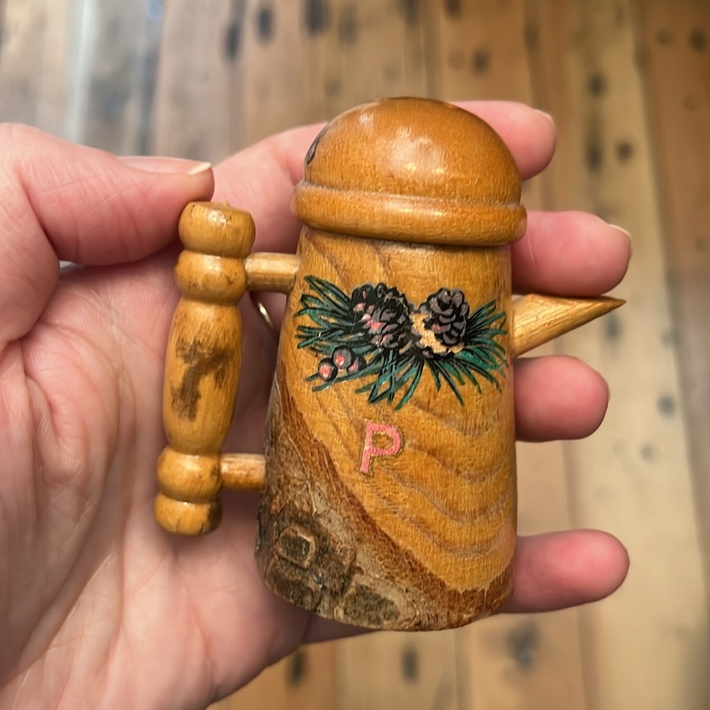Vintage wooden Jug Carafe Salt and Pepper Shakers - Picture 5 of 5